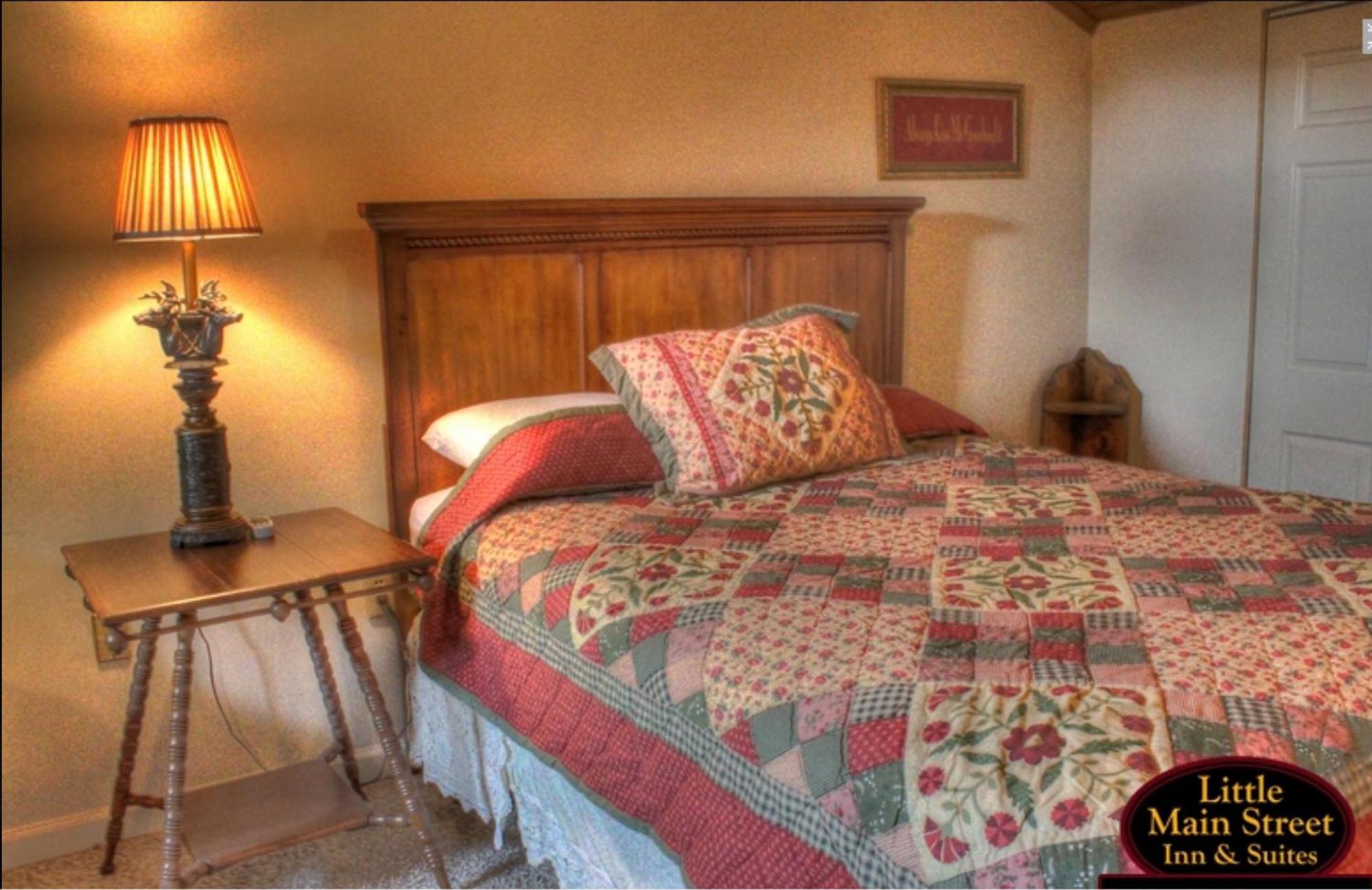 Little Main Street Inn Банър Елк Екстериор снимка
